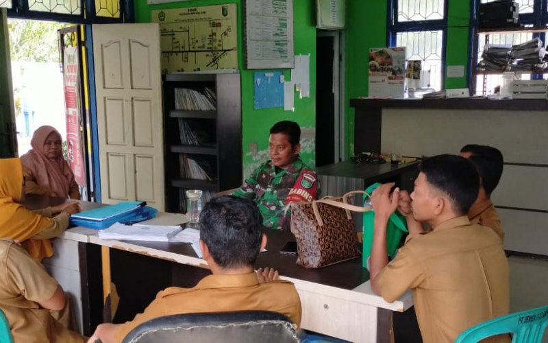 Tingkatkan Kemanunggalan TNI-Rakyat, Babinsa Gelar Komsos di Sungai Sembilan