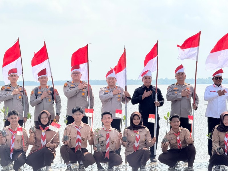 Ekspedisi Merah Putih Presisi di Teluk Meranti, Polda Riau dan Polres Pelalawan Tanam Mangrove Demi Negeri