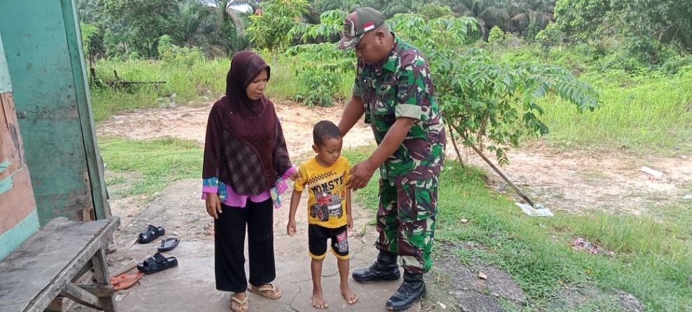 Babinsa Koramil 04/Perawang Aktif Data dan Cek Stunting di Kampung Sengkemang