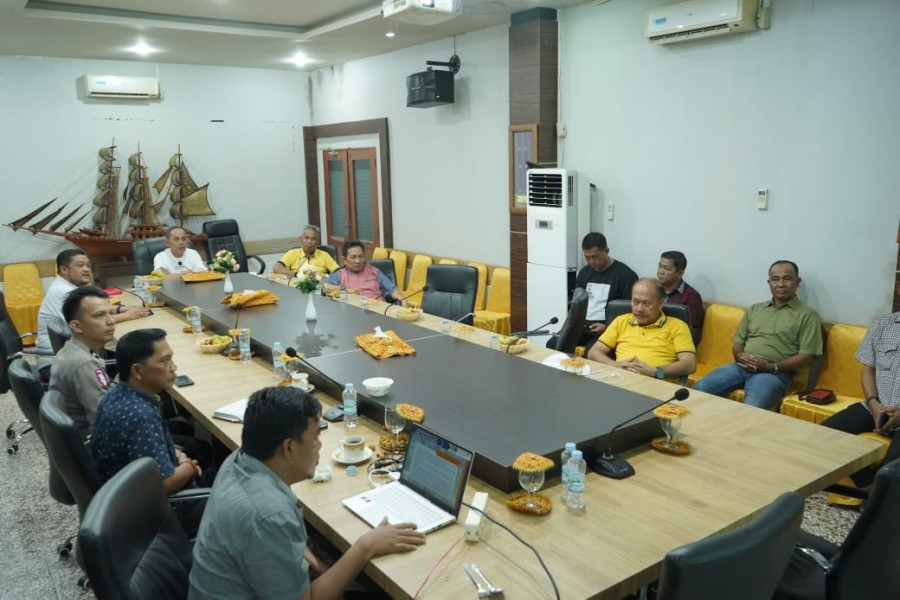 Bupati Inhil Pimpin Rapat Evaluasi Pengawasan Angkutan Barang di Tembilahan
