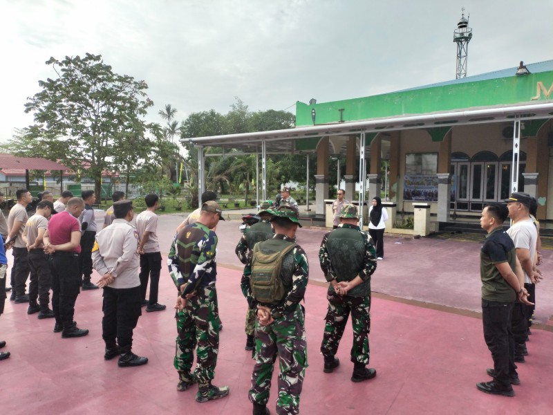 Danramil 04/Perawang Kapten Inf Ayub Edi Harahap Pimpin Kerja Bhakti di Masjid Nurul Islam Perawang