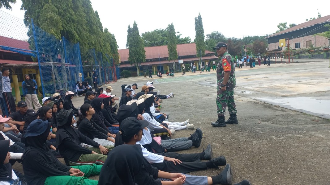 Babinsa Bukit Nenas Latih 67 Siswa SMA Negeri 3 Dumai Peraturan Baris Berbaris