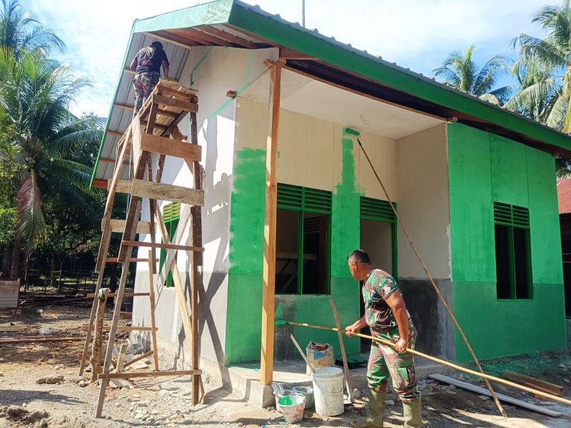 Sentuhan Akhir Rehab RTLH TMMD Ke-129 Kodim 0102/Pidie, Rumah Ibu Mulya Masuki Tahap Pengecatan