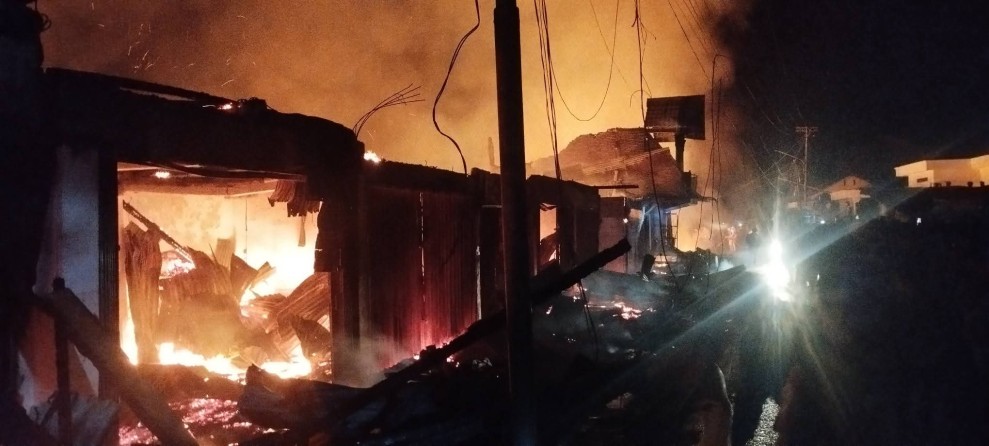 BREAKING NEWS: Pasar Peranap Dilalap Api, Warga Panik Berhamburan