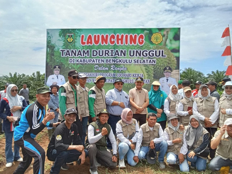 Bupati Bengkulu Selatan Resmikan Penanaman Durian dan Serahkan Truk Sampah