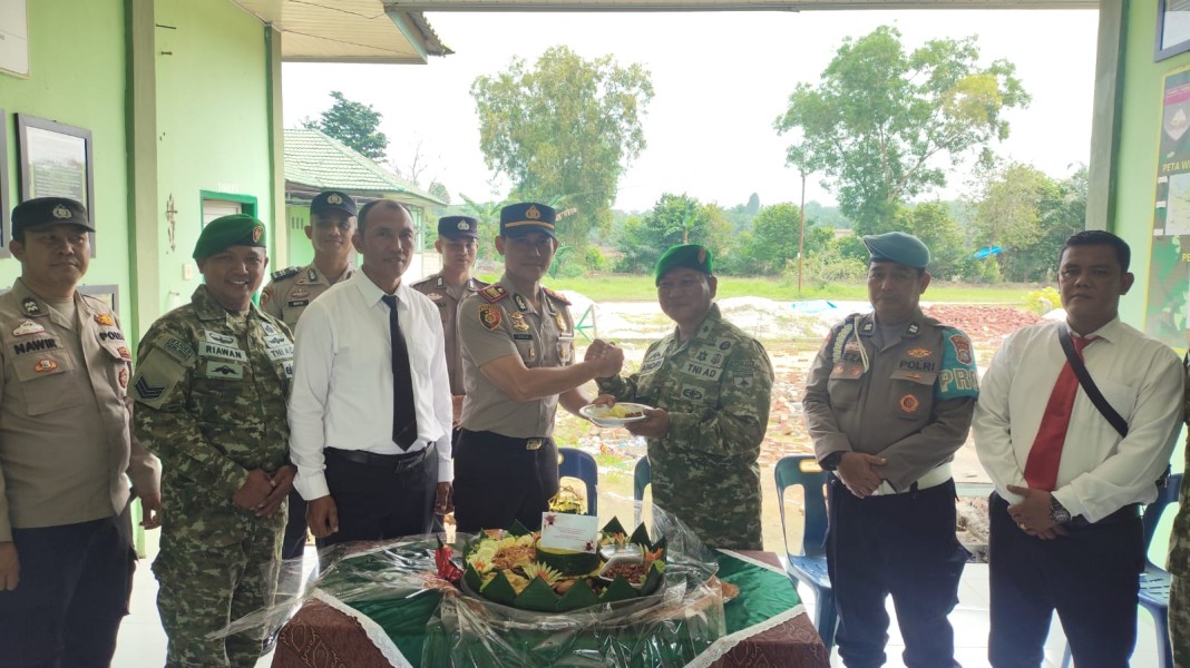 HUT TNI ke-81, Kapolsek Pujud Bersama Personel Sambangi Koramil 06 Tanjung Medan, Bawa Tumpeng dan Bibit Pohon