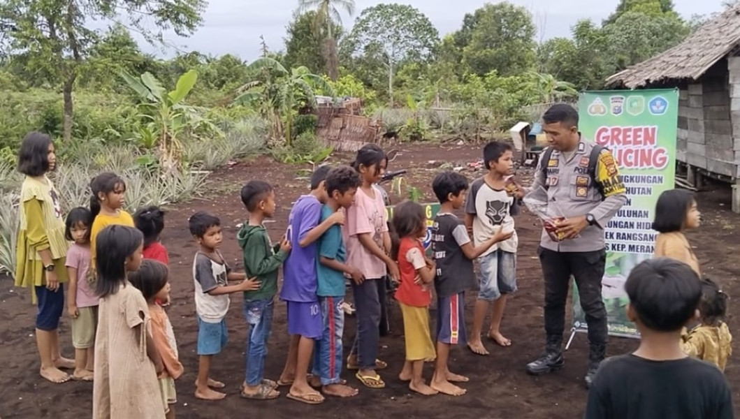Polres Meranti Tanam Pohon Jambu di Pemukiman Suku Akit, Terapkan Konsep Green Policing