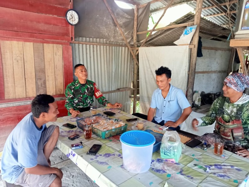 Babinsa Koramil 03/Minas Serda Mayus Maruli Ajak Warga Minas Timur Peduli Kesehatan Lewat Komsos