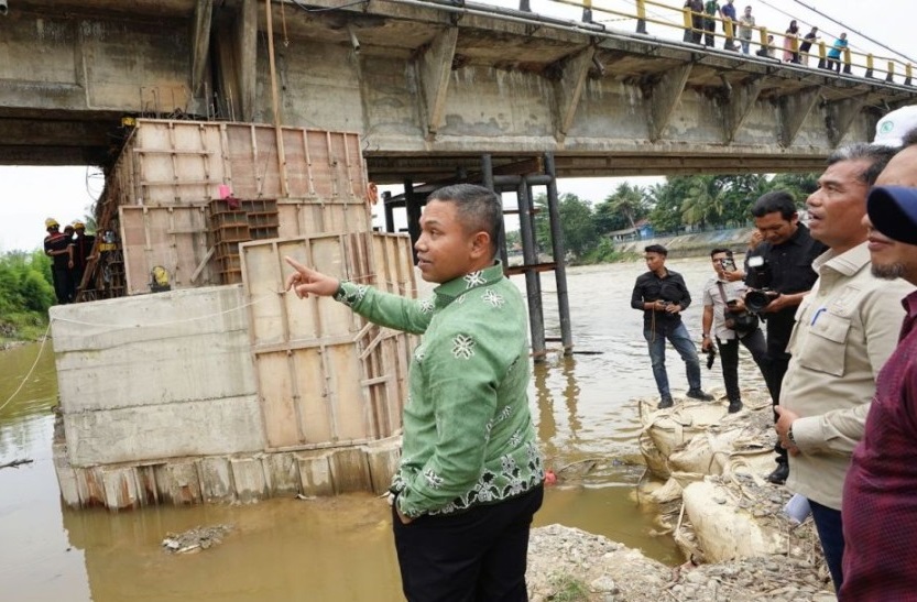 Jembatan Belum Kelar, Warga Ujung Batu Manfaatkan Rakit Untuk Nyeberang: Jalur Alternatif Jauh