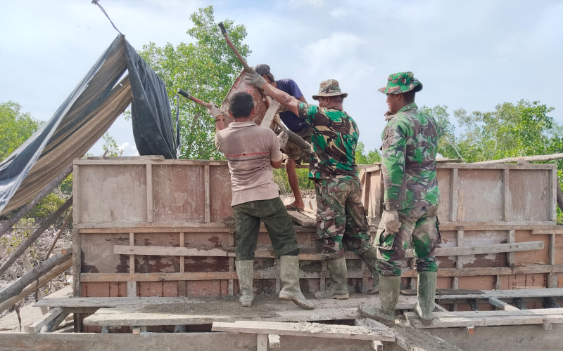 TNI dan Warga Gotong Royong Kebut Pembangunan Jembatan Gantung Garuda di Sungai Sembilan