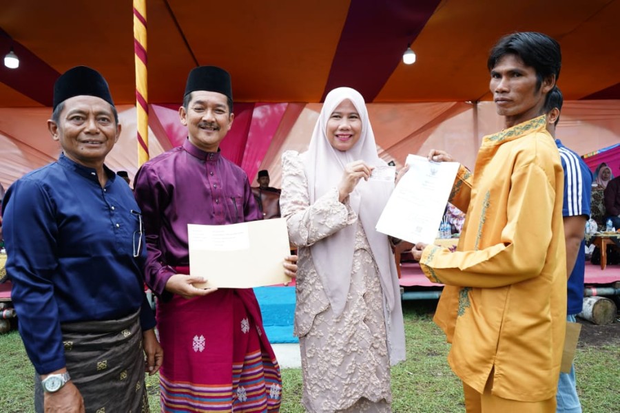 Selain Buka MTQ, Wabup Inhil Serahkan KIA dan KK kepada Warga Mandah