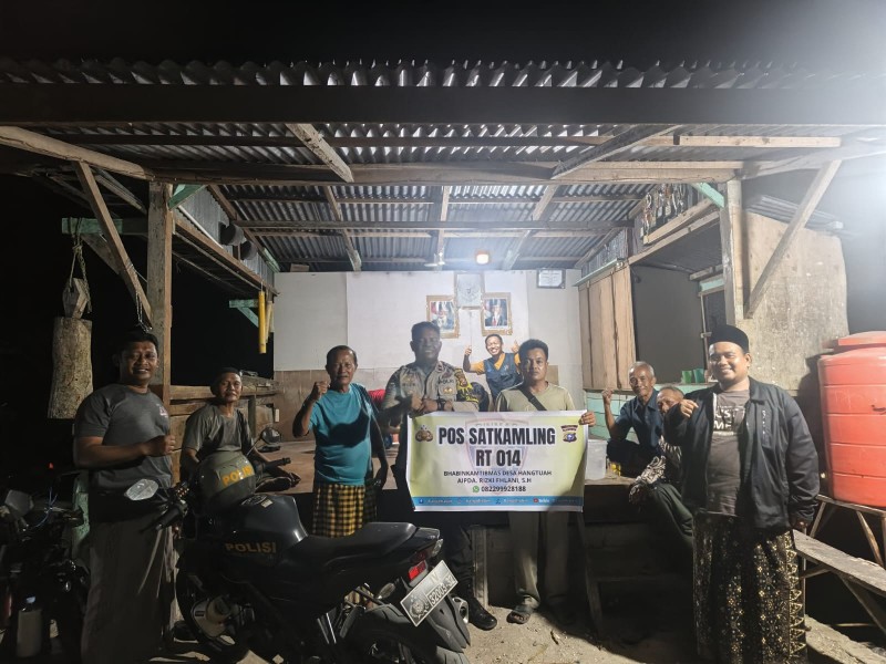Polisi dan Warga Sinergi Jaga Malam! Bhabinkamtibmas Sambangi Pos Satkamling, Kapolsek Perhentian Raja Apresiasi Peran Aktif Masyarakat!