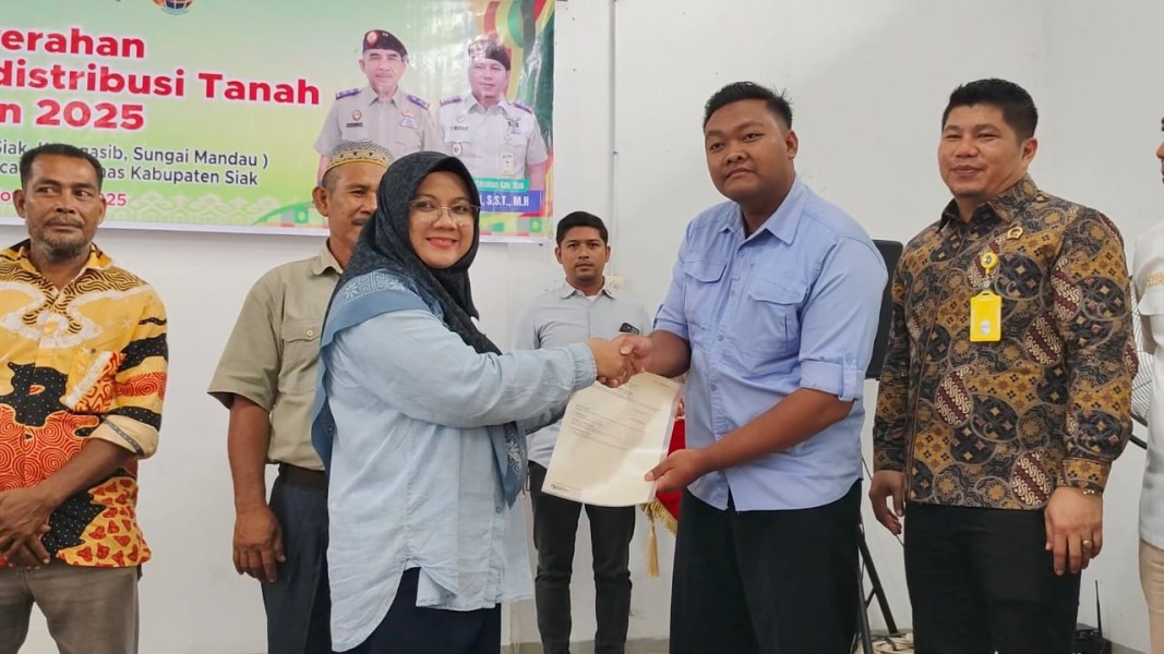 Perdana di Riau: Kebun Sawit dan Lahan Warga Siak Resmi Keluar dari Kawasan, 1.050 Sertifikat TORA Diserahkan