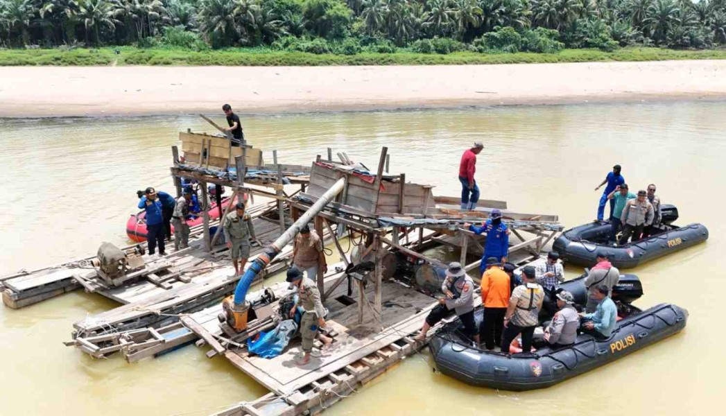 Tim Gabungan Tertibkan Puluhan Rakit PETI di Sungai Kuantan