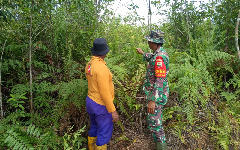 Babinsa Bagan Keladi Gandeng Warga Lakukan Patroli Karhutla