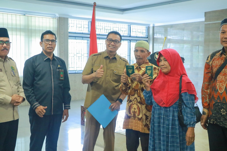 Resmi Terdaftar Negara, 51 Pasutri di Pekanbaru Terima Buku Nikah Gratis Lewat Sidang Isbat