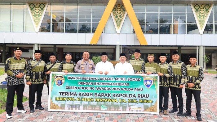 Polda Riau Berangkatkan 10 Bhabinkamtibmas Peraih Green Policing Award Umroh ke Tanah Suci