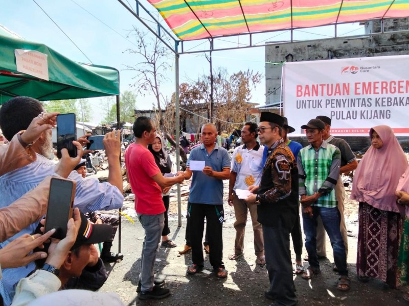 H. Mafirion Salurkan Bantuan untuk Korban Kebakaran di Pulau Kijang