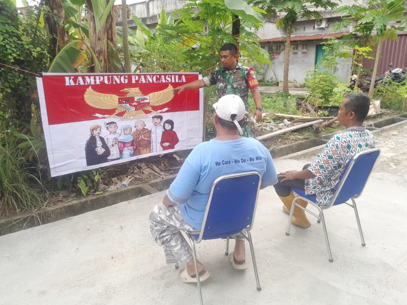 Sertu Venus Luberto Sosialisasikan Nilai-Nilai Pancasila kepada Warga Perawang Barat