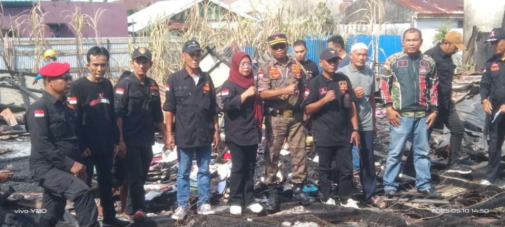 DPC GRIB Jaya Inhil Salurkan Bantuan Sembako untuk Korban Kebakaran di Tembilahan Hulu