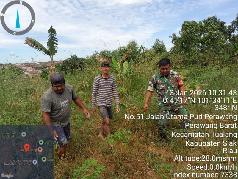 Babinsa Sertu Venus Luberto Patroli Karhutla di Perawang Barat, Pastikan Wilayah Aman dari Titik Api