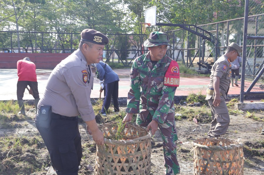 Sinergi Polri-TNI Bersihkan Ruang Publik Kerinci, Program Asri Polres Pelalawan Sasar Fasilitas Umum
