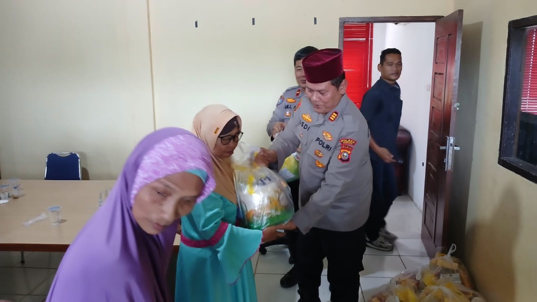 Jumat Barokah, Kapolsek Kampar 'Sentuh Hati' Warga Kayu Aro, Beri Bantuan & Pesan Menyentuh!