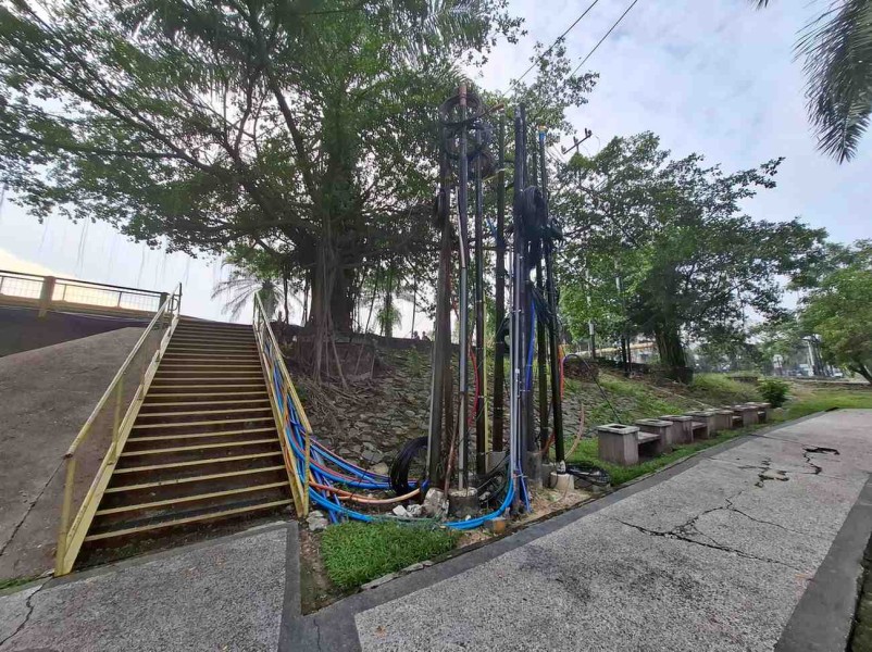 Jembatan Siak I Memprihatinkan, Kabel Optik Semrawut dan Lampu Taman Hilang