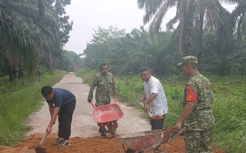 Wujudkan Lingkungan Bersih, Babinsa Guntung Bersinergi dengan Pemerintah dan Masyarakat