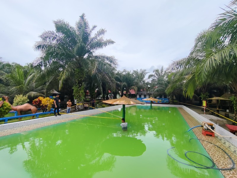 Foto-foto Sat Reskrim Pasang Garis Polisi di Kolam Renang Wisata Kampar