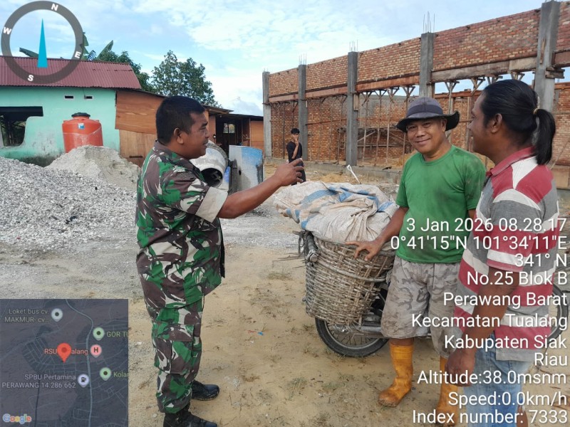 Babinsa Sertu Venus Luberto Laksanakan Komsos di Perawang Barat, Ajak Warga Peduli Kesehatan dan Lingkungan