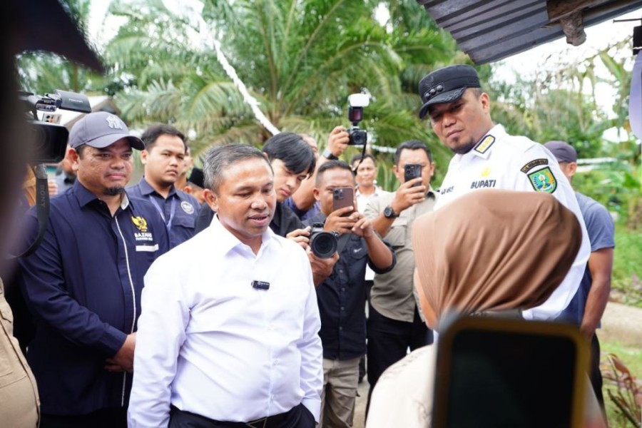 Air Mata Haru Kaswadi Saat Gubri Abdul Wahid Serahkan Bantuan Rumah Layak Huni