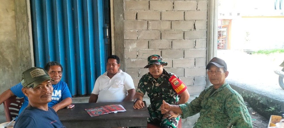 Komsos dengan Warga Binaan, Babinsa Koramil 06/Kateman Wujudkan Keakraban dan Keamanan Lingkungan