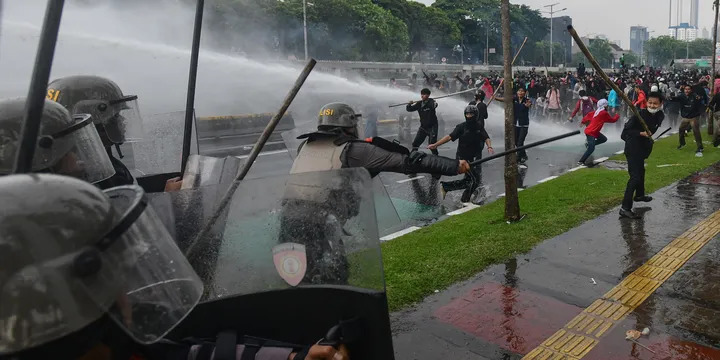 BREAKING NEWS - Demo di DPR Ricuh, Massa Lempar Bom Molotov dan Blokir Jalan Tol