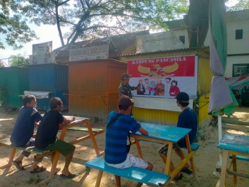 Babinsa Sertu Sahidin Sosialisasikan Nilai-Nilai Pancasila kepada Warga di Kampung Pangkalan Pisang, Siak