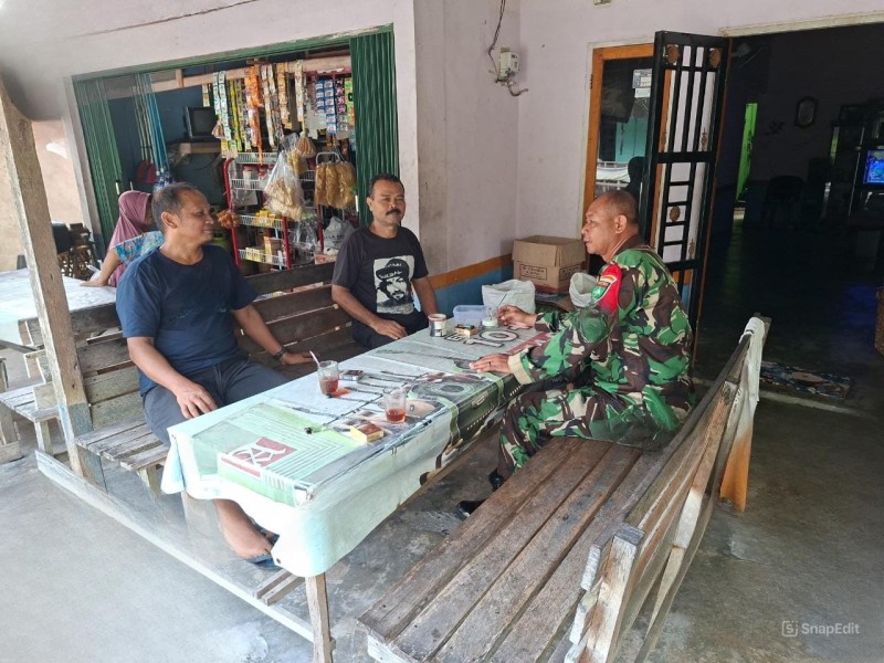 Babinsa Sertu Sarju Gelar Komsos, Ajak Warga Peduli Kesehatan dan Kebersihan Lingkungan di Tualang