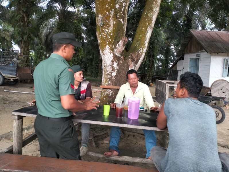 Babinsa Koptu Salomo Sembiring Sosialisasikan Bahaya Narkoba di Minas Jaya