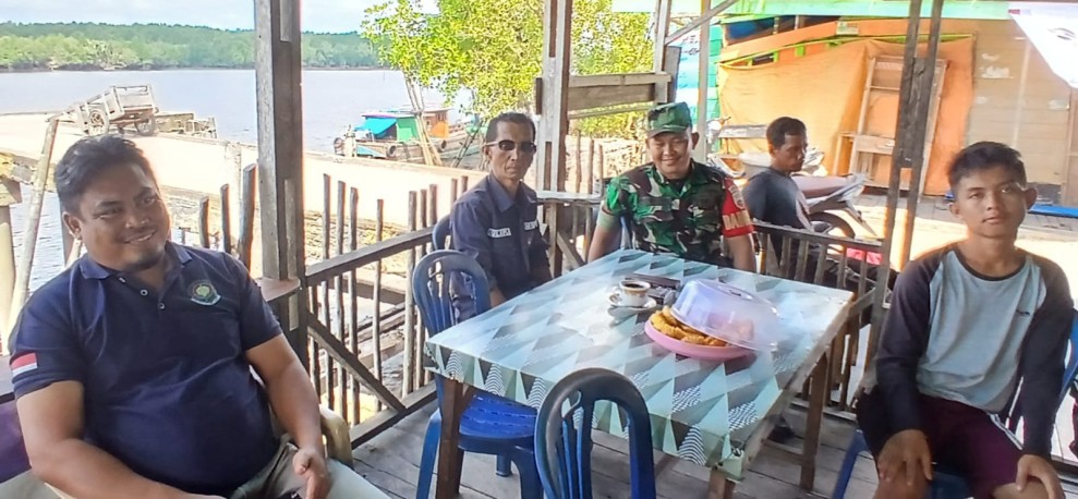 Lewat Komsos, Babinsa Koramil 06/Kateman Ajak Warga Jaga Keamanan