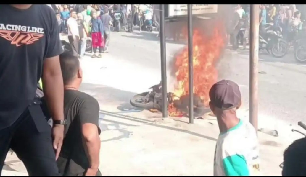 Diduga Lakukan Jambret, Motor Pasangan Kekasih Dibakar