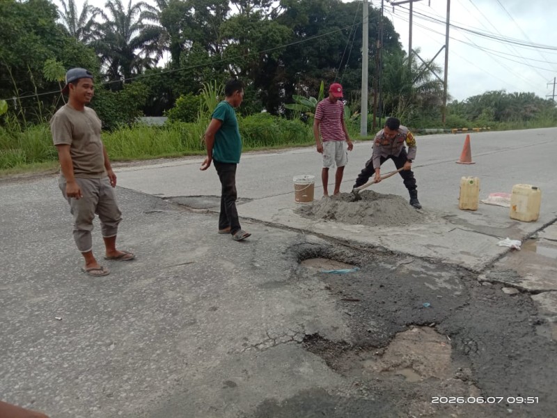 Cegah Kecelakaan, Pemuda Minas Barat Swadaya Perbaiki Jalan Nasional yang Rusak