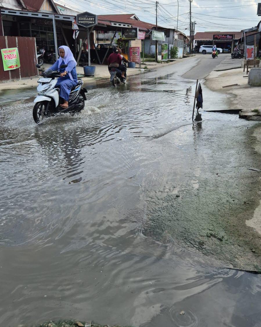 Jalan Pemda Jadi Kolam Derita, Warga Menjerit: Sampai Kapan Kami Ditenggelamkan, Pak Bupati?