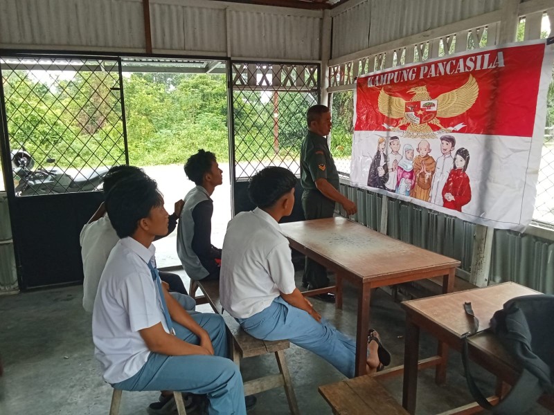 Babinsa Sertu L. Syahdanur Sosialisasikan Nilai-Nilai Pancasila di Kampung Perawang Barat