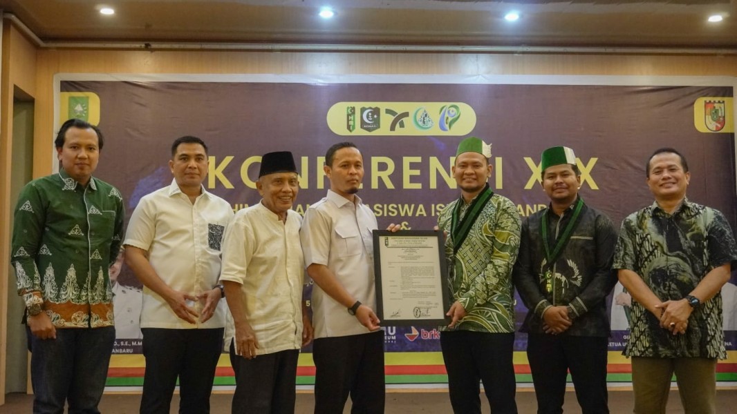 HMI Pekanbaru Kukuhkan  Agung Nugroho Sebagai Anggota Kehormatan