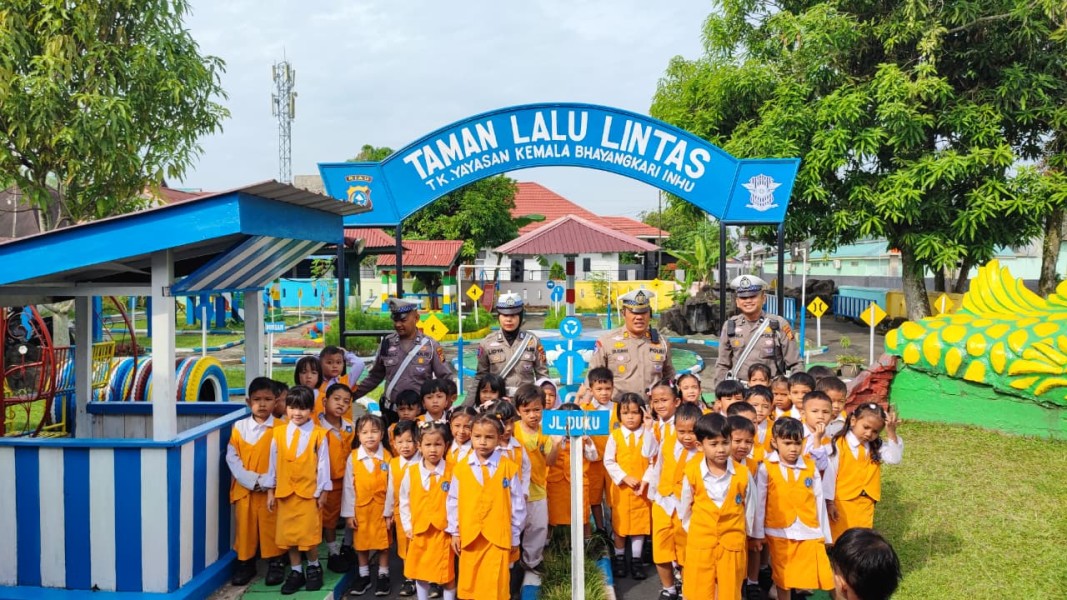 Green Policing, Kasat Lantas Polres Inhu Tanam dan Bagikan Pohon di TK Kemala Bhayangkari Rengat