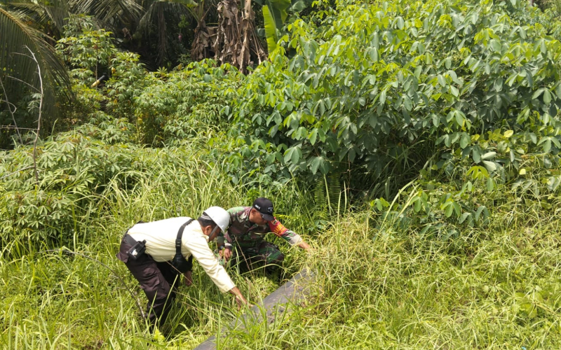 Babinsa Koramil 02 Pastikan Jalur Pipa Minyak Terhindar dari Aktivitas Berbahaya