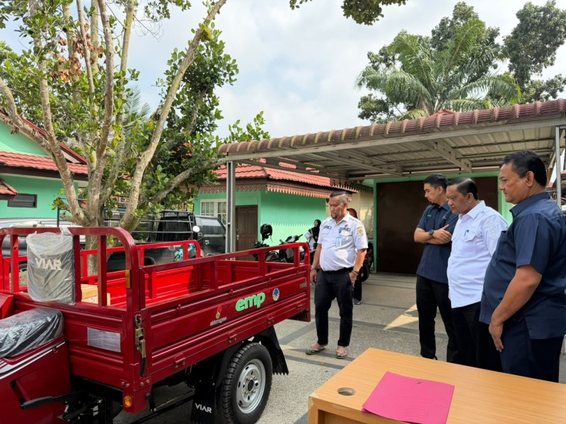 EMP Bentu Limited Serahkan Kendaraan Angkutan Sampah, Perkuat Pengelolaan Lingkungan di Pelalawan