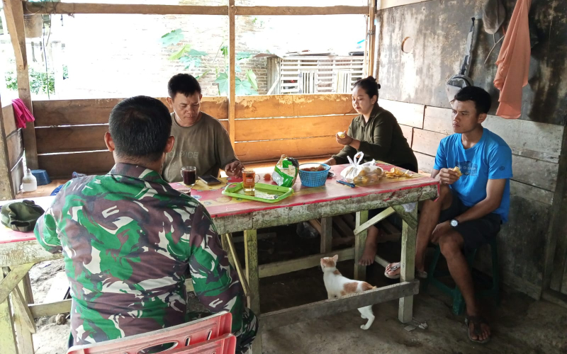 Babinsa Koramil 03 Intensifkan KOMSOS di Kelurahan Lubuk Gaung