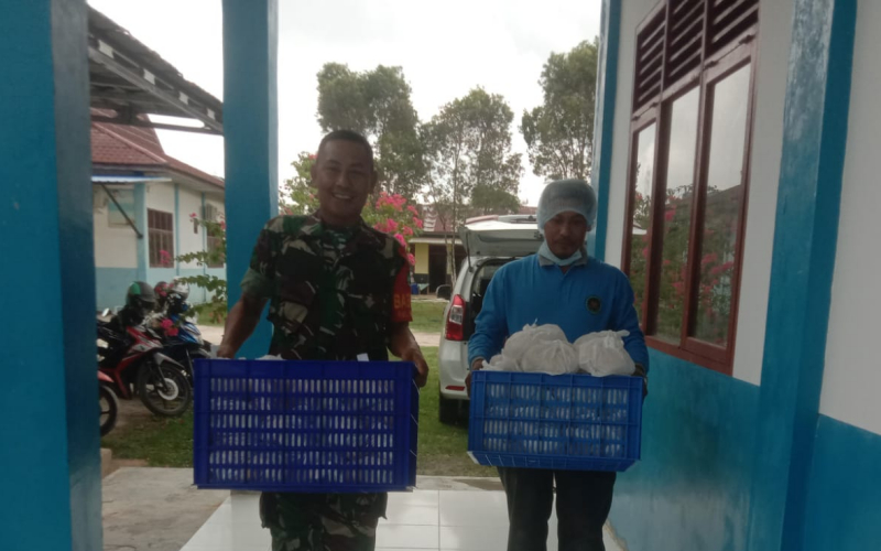 Koramil 02 Bukit Kapur Kawal Program Makanan Bergizi untuk Ratusan Pelajar