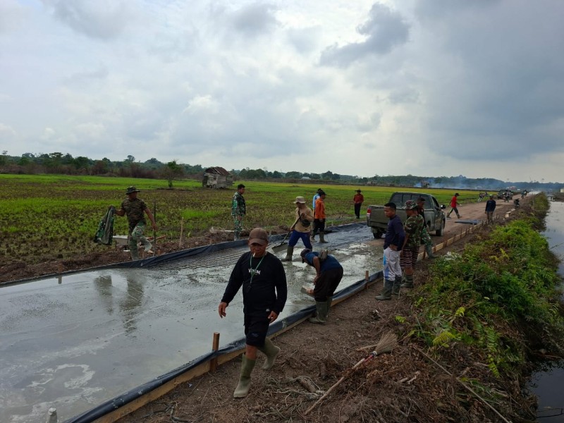 Satgas TMMD Kodim 0322/Siak Maksimalkan Hari ke-26, Semenisasi Jalan, MCK, dan RTLH Dikebut Bersama Warga