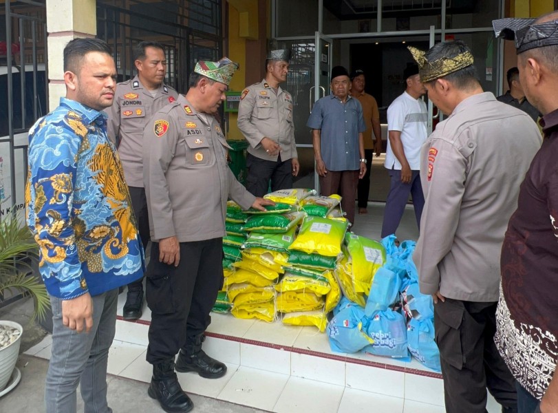 Jumat Berkah Tak Pernah Absen, PT Green Palma Riau Jaya Bersama  Kapolsek Kampar Terus Berbagi Kebaikan